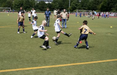çocuklar futbol yaz aylarında açık çim alanda oyun.