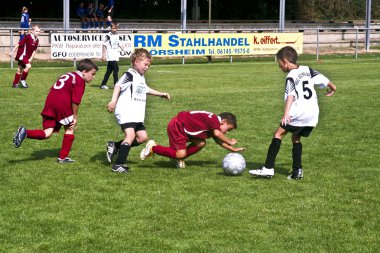 çocuklar futbol yaz aylarında açık çim alanda oyun.