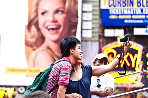 Tirar fotos em Times Square — Fotografia de Stock