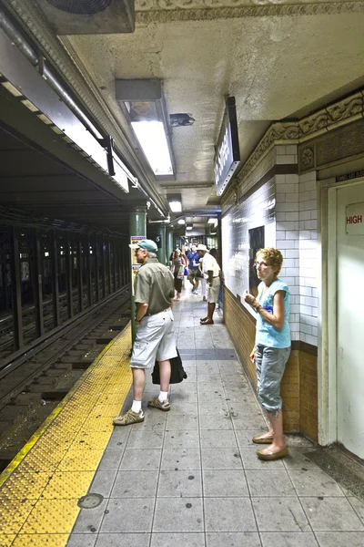 Zug kommt im U-Bahnhof in New York an — Stockfoto
