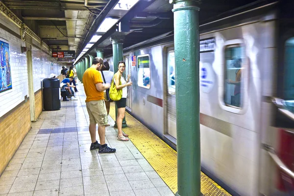 Juna saapuu metroasemalle New York Station Cen — kuvapankkivalokuva