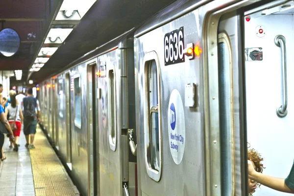 Vlak přijíždí do stanice metra v new Yorku stanice cen — Stock fotografie