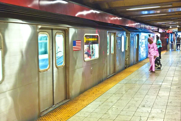 Трейн прибыл на станцию метро в Нью-Йорке — стоковое фото