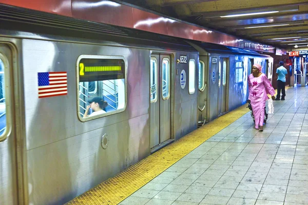 Трейн прибыл на станцию метро в Нью-Йорке — стоковое фото