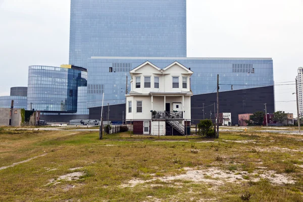 Old houses and new casinos in Atlantic City — Stock Photo, Image
