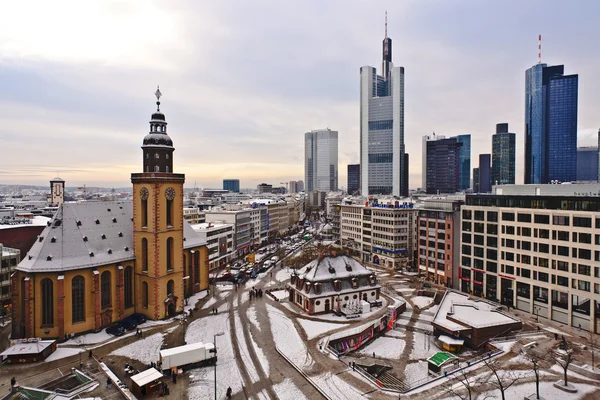 Widok na panoramę Frankfurtu z ucha hauptwache oraz drapacz chmur — Zdjęcie stockowe
