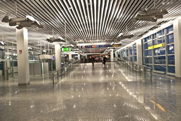 Wewnątrz nowego terminala we Frankfurcie nad Menem — Zdjęcie stockowe