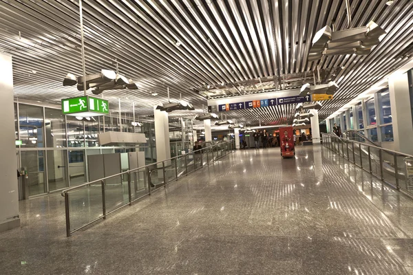 Wewnątrz nowego terminala we Frankfurcie nad Menem — Zdjęcie stockowe