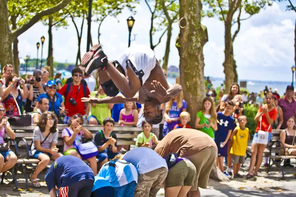 Bailarina de frenos en un espectáculo al aire libre en Battery Park, nueva Yor — Foto de Stock