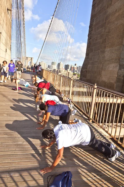 Brooklyn köprüsünde push-up egzersiz — Stok fotoğraf