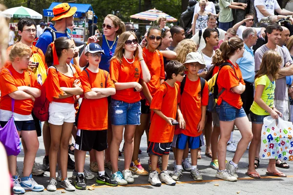 Espectador em camiseta laranja assista ao show em Battery Park, novo — Fotografia de Stock