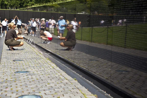 Nombres de víctimas de la guerra de Vietnam en el Monumento a los Veteranos de la Guerra de Vietnam — Foto de Stock