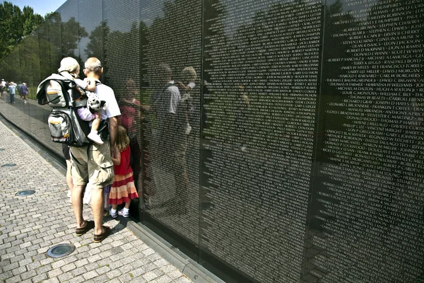 Names of Vietnam war casualties on Vietnam War Veterans Memorial — Stock Photo, Image