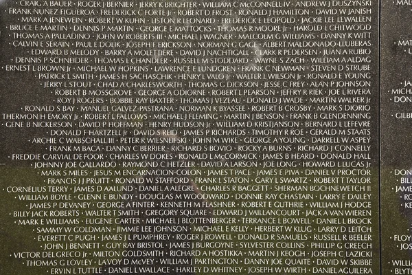Nombres de víctimas de la guerra de Vietnam en el Monumento a los Veteranos de la Guerra de Vietnam — Foto de Stock