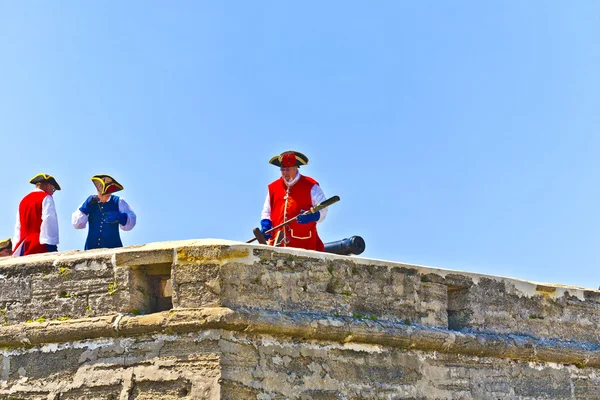 Historical weapons demonstration in Castillo de San marco in or — Stock Photo, Image