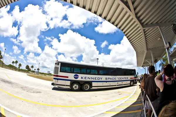 I visitatori viaggiano in autobus nel centro spaziale Kennedy — Foto Stock
