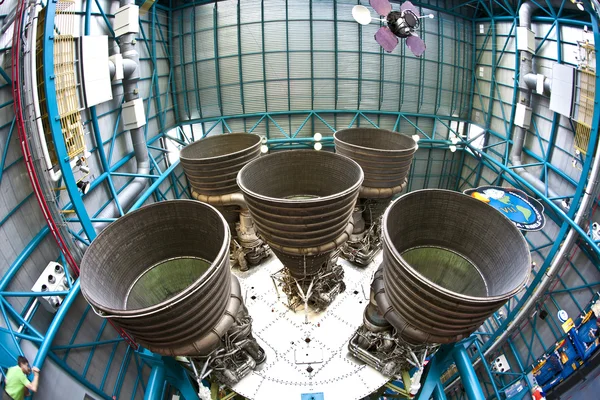 アポロ宇宙センターでアポロ ロケットのエンジン detrail します。 — ストック写真