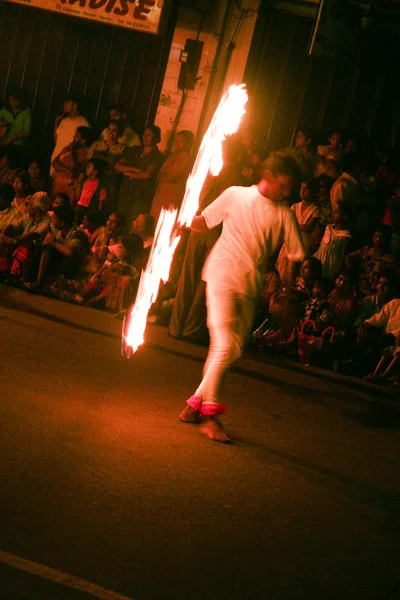 Tűz munka művész is részt vesz a fesztivál Pera Héra, — Stock Fotó