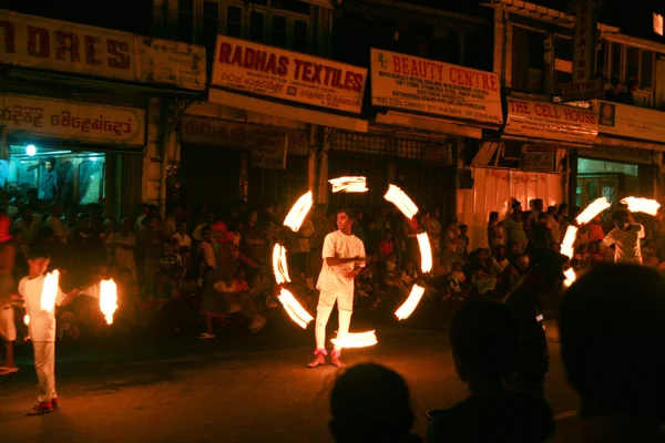 Artista con fuego está participando en el festival Pera Hera en —  Fotos de Stock