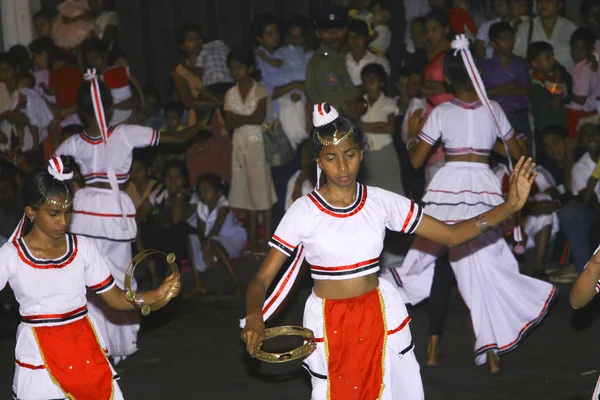 Bailarines participan en el festival Pera Hera en Candy — Foto de Stock