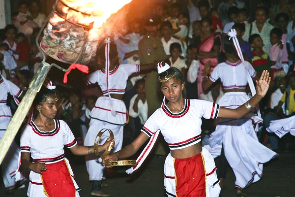 Tänzer nehmen am Festival pera hera in Süßigkeiten teil — Stockfoto