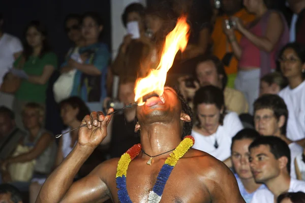 Dançarino de fogo mantém sua língua para a tocha no festival Pera — Fotografia de Stock