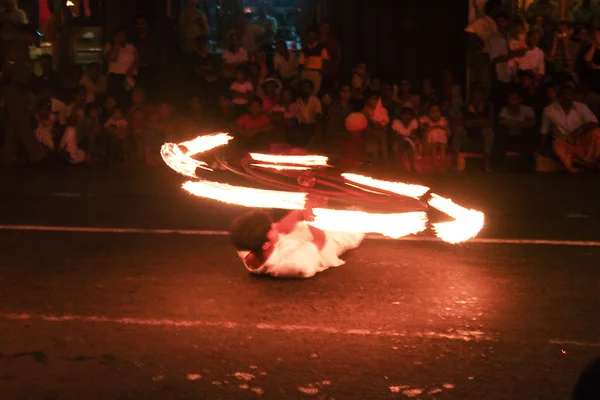 火アーティスト参加祭りペラ キャンディのヘラ — ストック写真