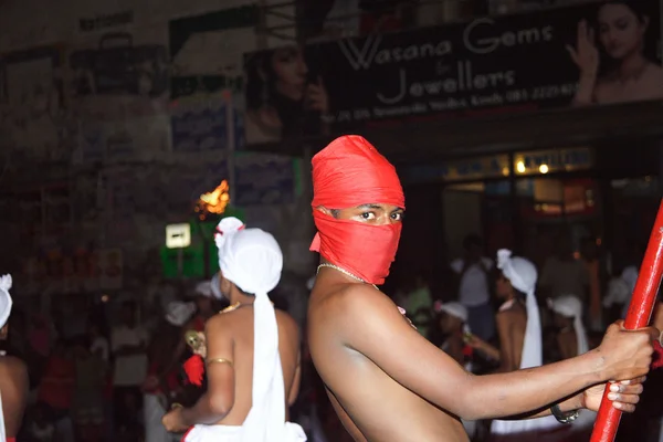 Portador de la antorcha participar en el festival Pera Hera en Candy —  Fotos de Stock