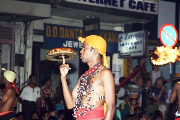 Artysta bierze udział w festiwalu pera hera w candy — Zdjęcie stockowe
