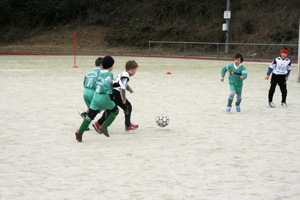 Enfants jouant au soccer en hiver dans une arène extérieure — Photo