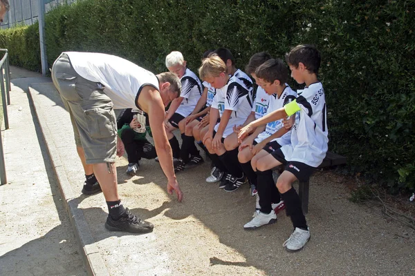 Tränare lära barn fotboll — Stockfoto