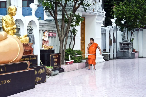 Mönch bemalt die Innenwände des Tempels wat sitaram — Stockfoto