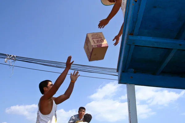 El hombre está cargando el ferry tirando mercancías — Foto de Stock