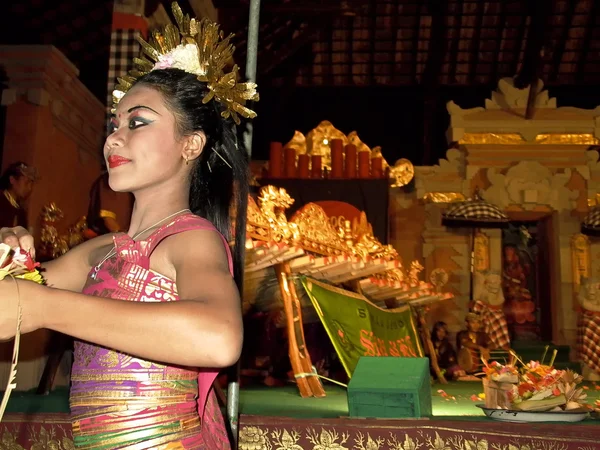Tänzer führt ein indonesisches Tanz-Potpurri für Touristen auf — Stockfoto
