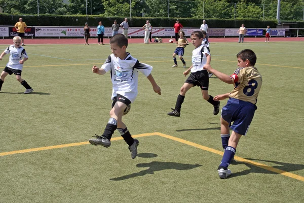 여름에 야외 잔디 경기장에서 축구 하는 아이 들 — 스톡 사진