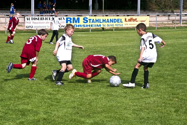 Bambini che giocano a calcio in estate in un'arena all'aperto — Foto Stock