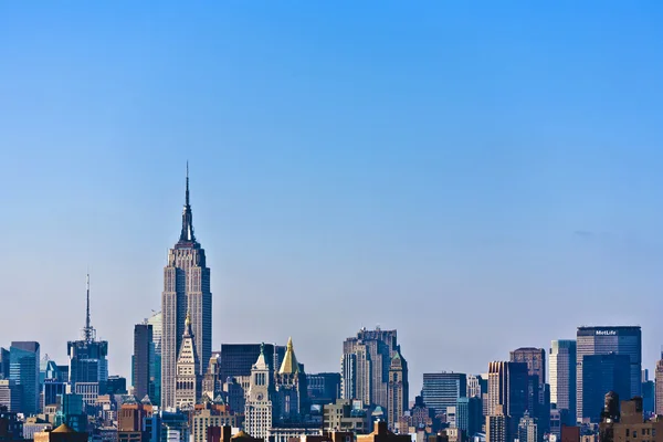 Небо Нью-Йорка с фасадом Эмпайр-стейт-билдинг — стоковое фото