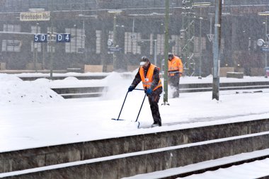 flatform kış trainin yüksek hız için temizlik işçisi