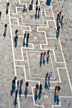 san marco meydanına büyük bir sürü Güvercin beslemek turistlere