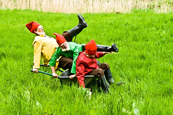 Trei gnomi de grădină se bucură de copii la festivalul de inaugurare — Fotografie, imagine de stoc