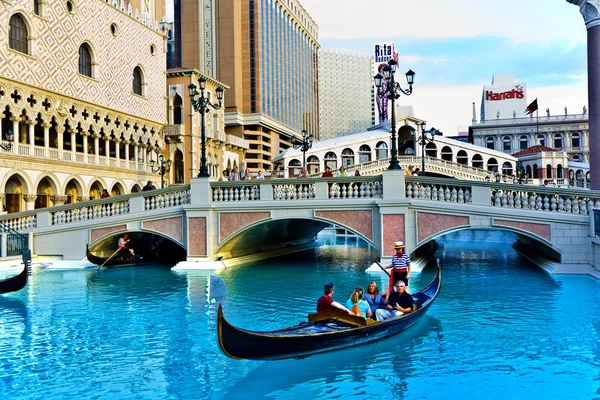 Veneza tema veneziano com gôndola na água e Caesars Casino H — Fotografia de Stock