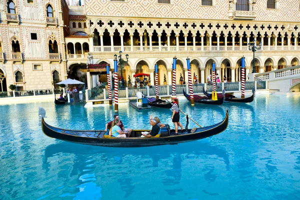 Benátky téma benátské gondoly na vodě a caesars kasino h — Stock fotografie