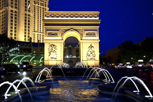 LAS VEGAS - 17 IULIE: Hotelul Paris Vegas cu Arcul de Triu — Fotografie, imagine de stoc