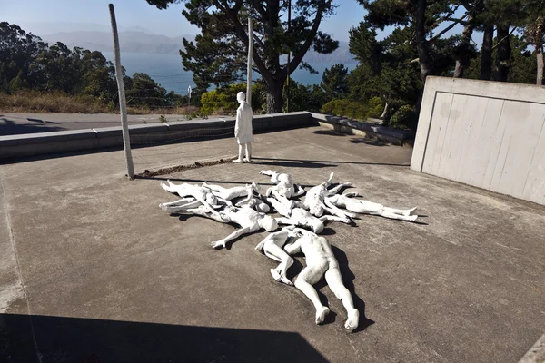 Солнце у памятника жертвам Холокоста — стоковое фото