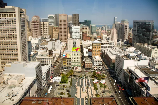 Skyline de San Francisco visto desde un rascador de cielo con cielo azul —  Fotos de Stock
