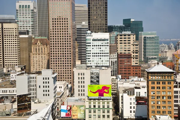 सॅन फ्रान्सिस्को स्कायलाईन निळा आकाशात स्क्रॅपर पाहिले — स्टॉक फोटो, इमेज