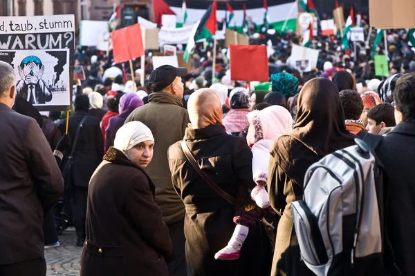 Demonstrate against the bombing of Gaza and for freedom i — Stock Photo, Image