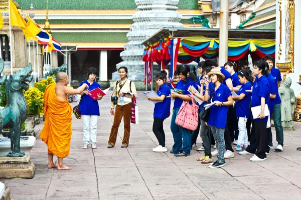 Buddhist monk explains the secrets of temple area Wat Pho — Stock Photo, Image