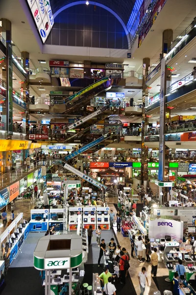 Wewnątrz pantip plaza, największym nizinnym polskim u elektroniczne i softwa — Zdjęcie stockowe