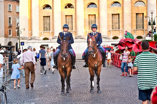 Polícia em cavalos estão assistindo e ajudando os espectadores a entrar — Fotografia de Stock